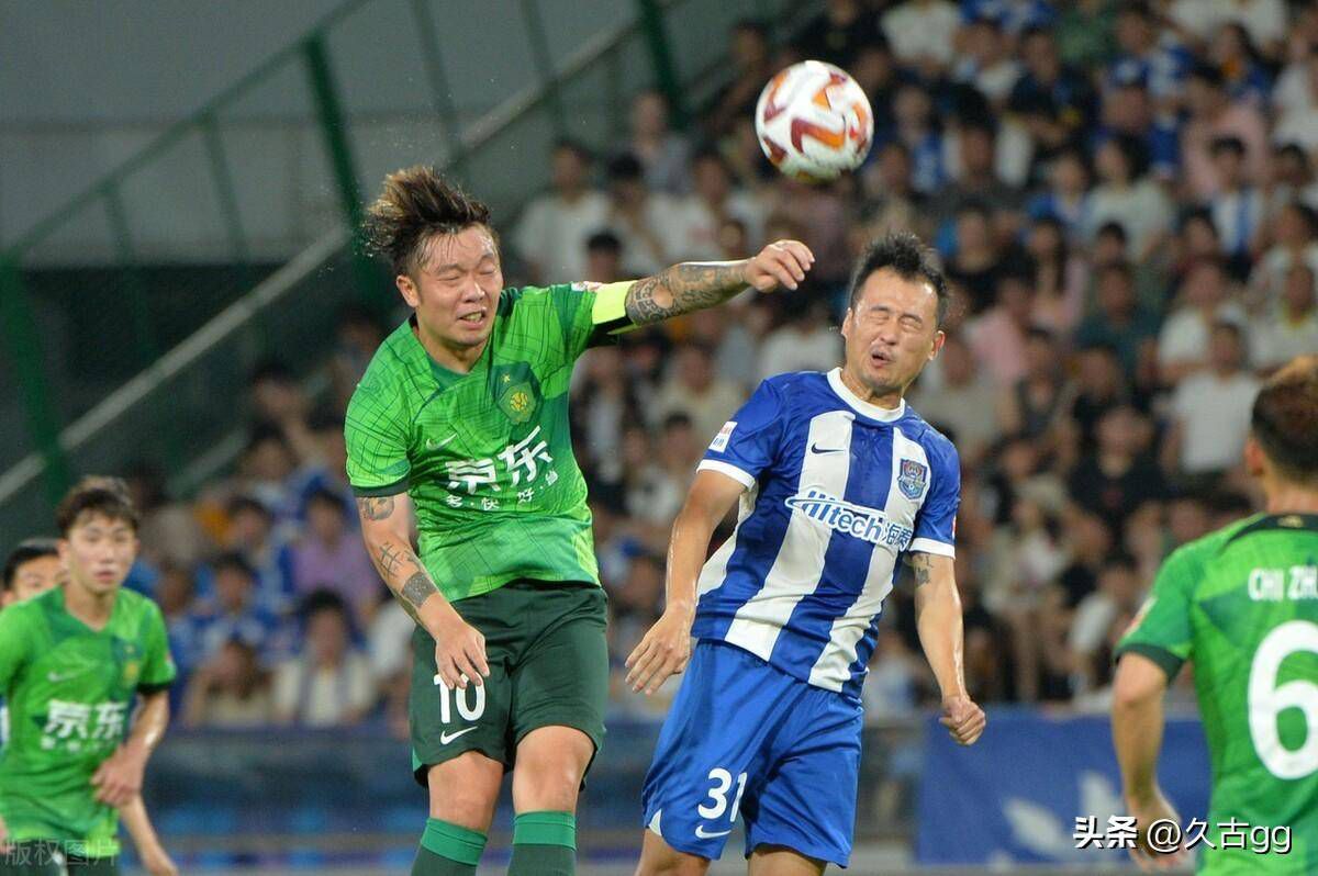 影片由冯一平、刘峻萌、郝心悦三人联合执导，在即将上映的《李茶的姑妈》中担任主演的开心麻花功勋演员黄才伦出演男主角石月，而出演过张艺谋电影《归来》的;谋女郎张慧雯出任女主角，影片中两人将搭档出演一对夫妻