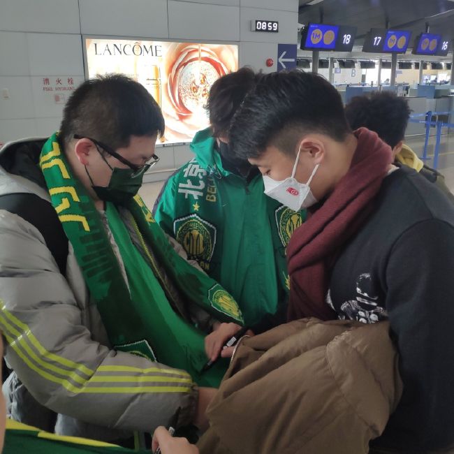 与过往的清纯文静角色相比，陈都灵此次在片中突破尝试舞女装扮，她认为这是个吃过苦的，经过生活磨砺的女孩子，在与导演的沟通中也格外注意年代感的诠释